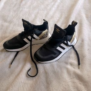 Adidas Walking/casual tennis shoes